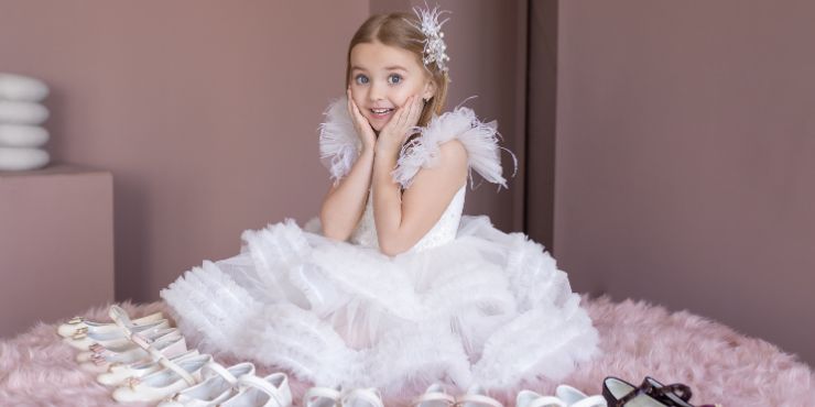 Comment choisir la robe de cérémonie parfaite pour votre fille : Guide complet 2025