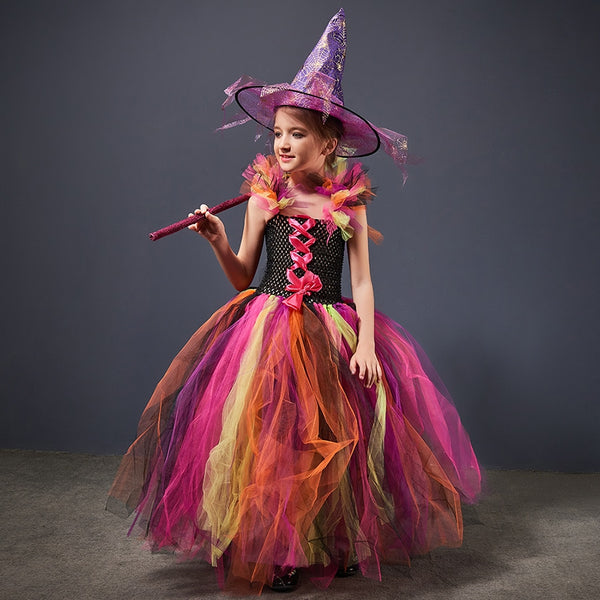 Une Sorcière D'halloween Avec Des Enfants. | Vecteur Premium Une Sorcière D'halloween Avec Des Enfants. | Vecteur Premium